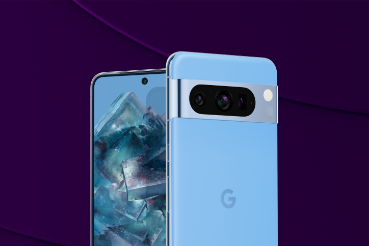 Fram- och baksida på Google Pixel 8 Pro i färgen blå.